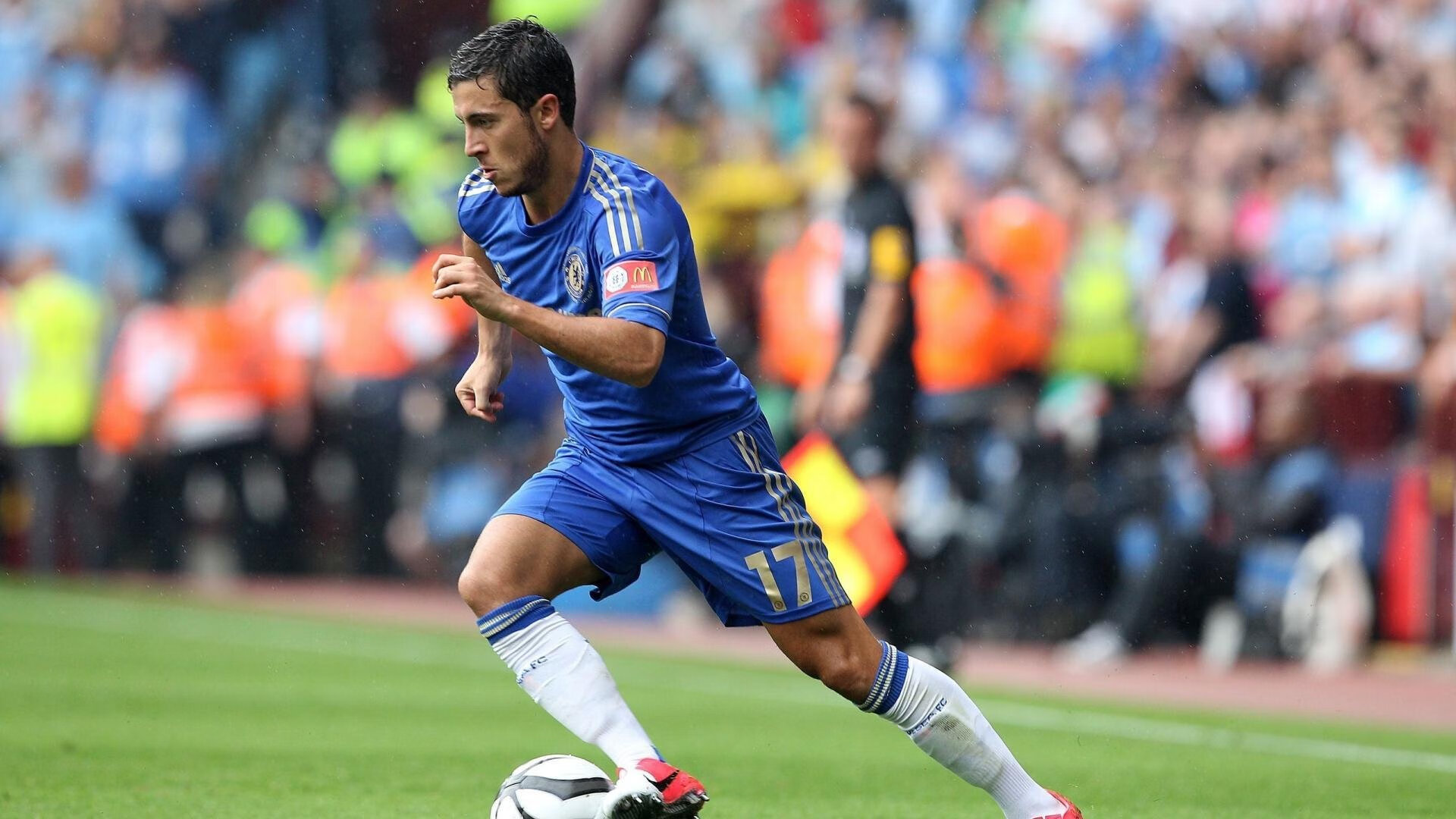 老鹰主场观众爆满气氛热烈，老鹰队视频